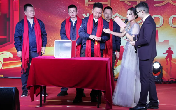 黄石尊龙凯时2024年终晚会：凝心聚力，，，，，，，共创辉煌！